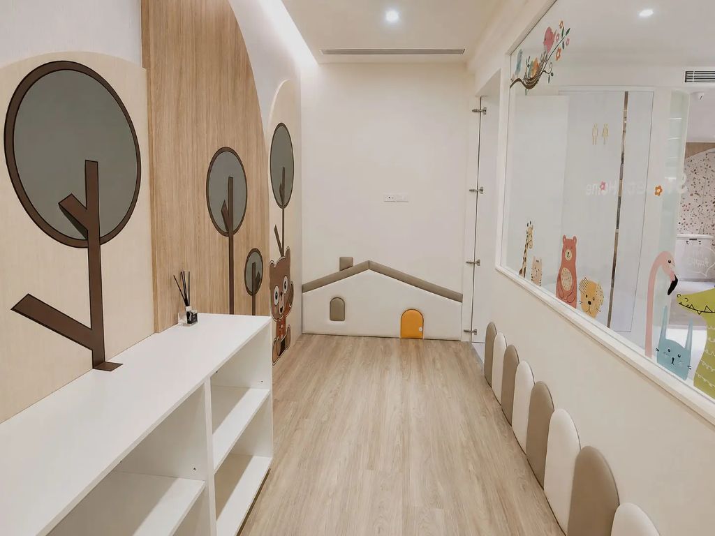 兒童等候區 — 森林插畫牆板與木屋造型設計